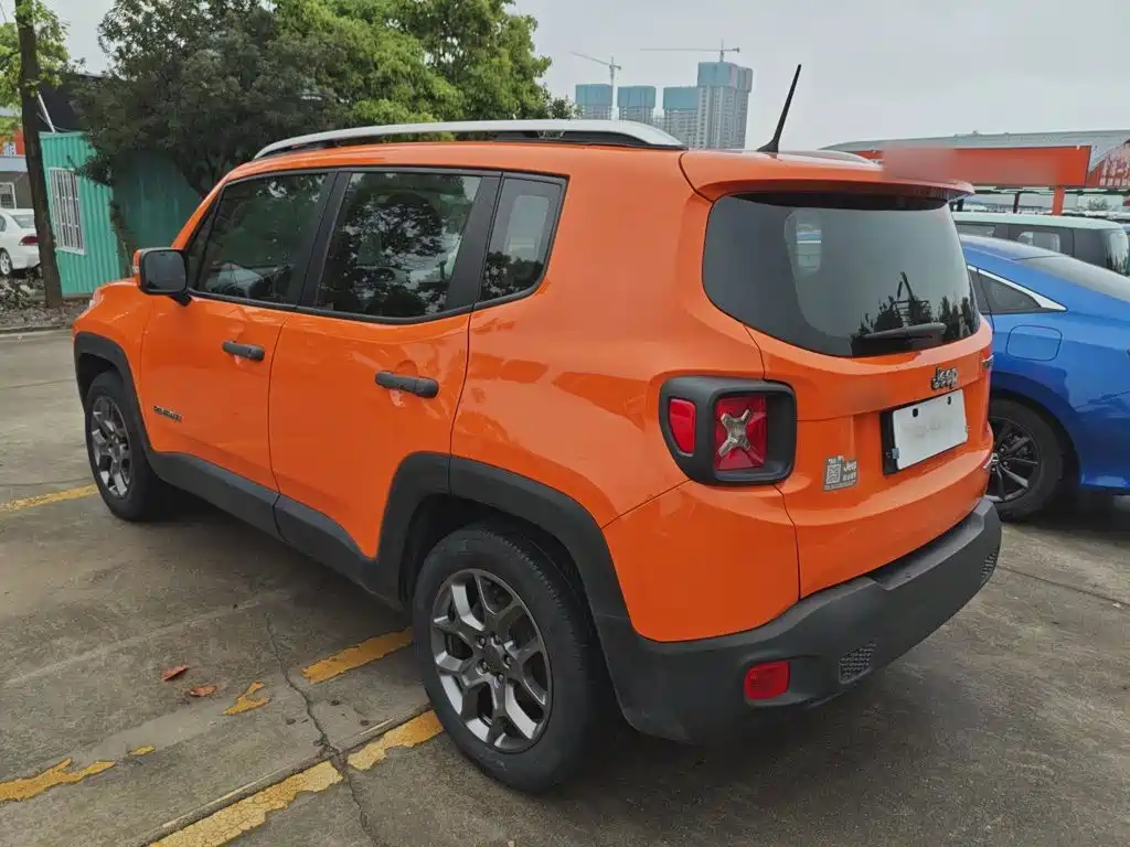 Jeep Renegade — фото 5