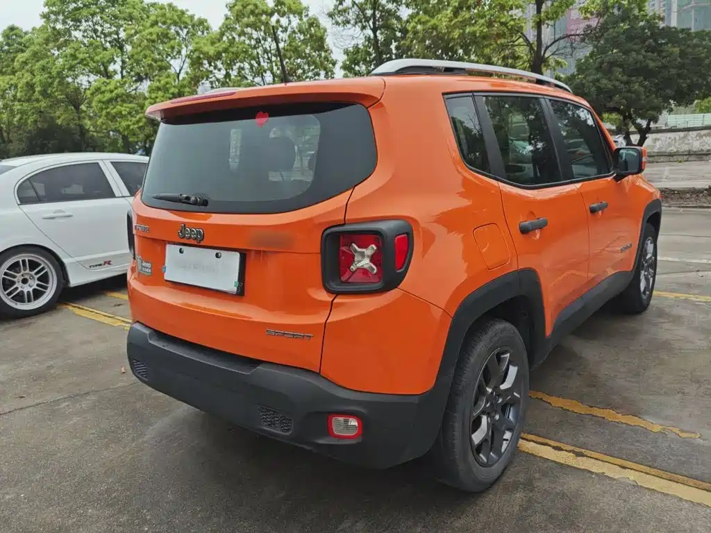 Jeep Renegade — фото 7