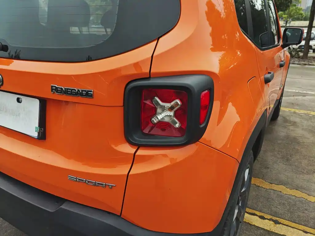 Jeep Renegade — фото 8