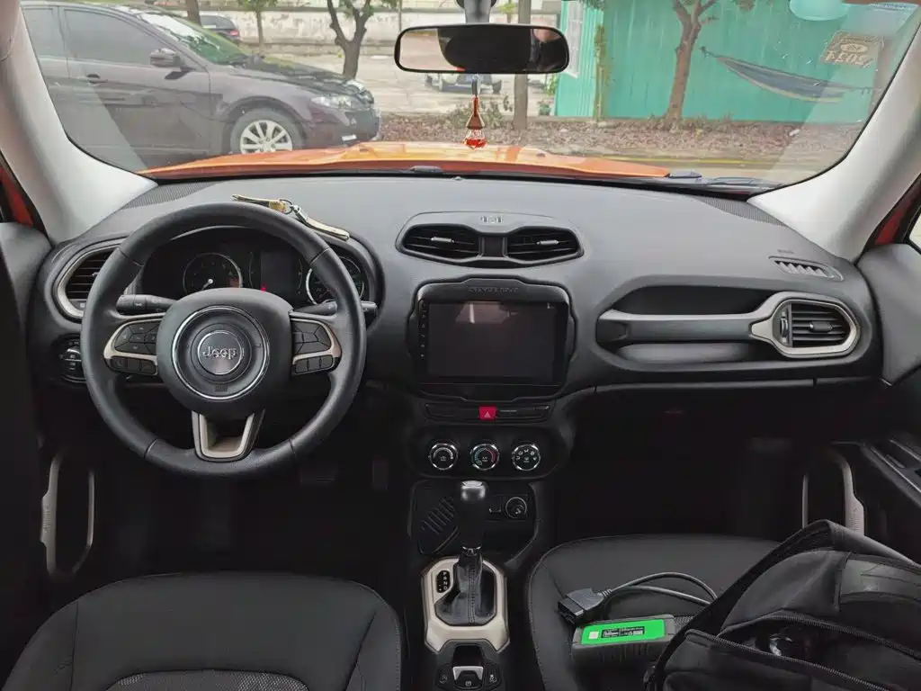 Jeep Renegade — фото 10