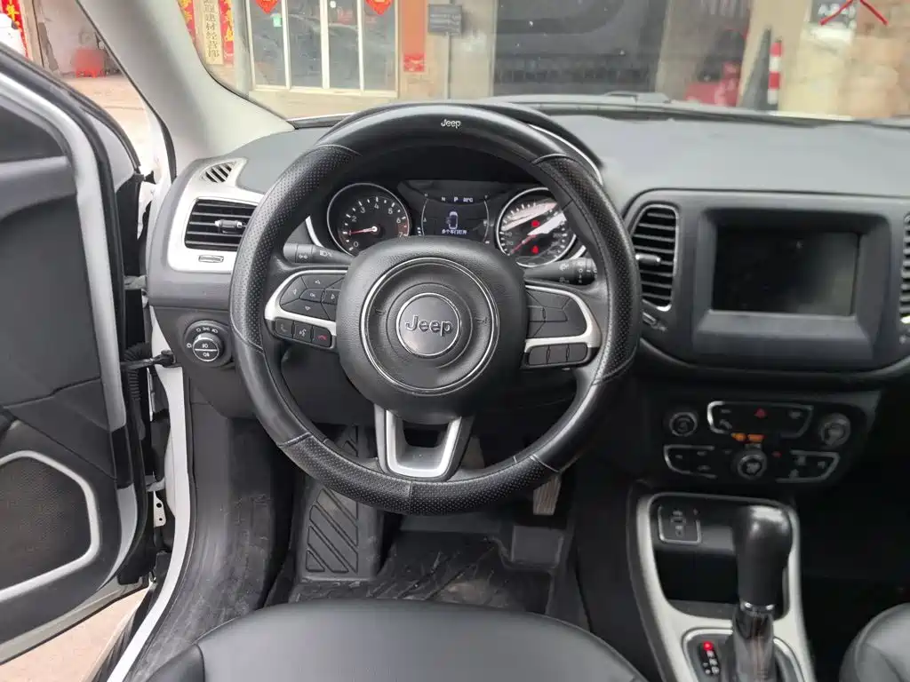 Jeep Compass — фото 11