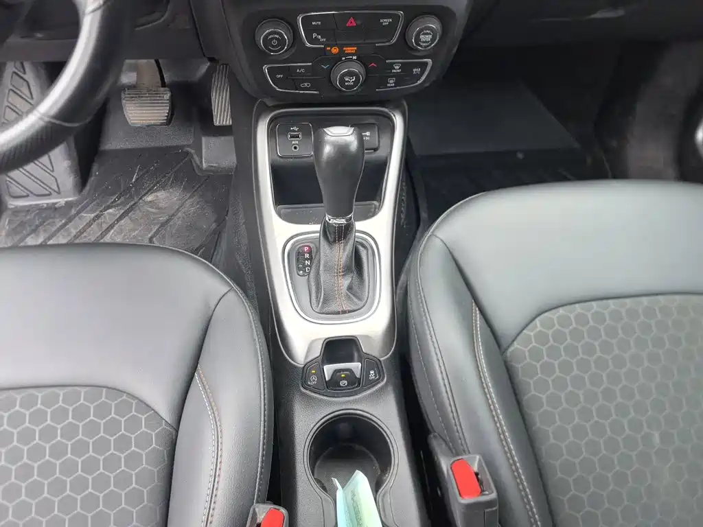 Jeep Compass — фото 14