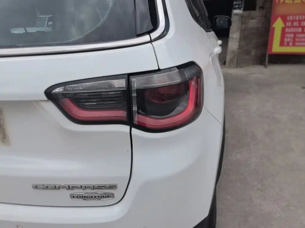 Jeep Compass — фото 8