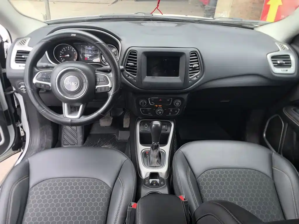 Jeep Compass — фото 10