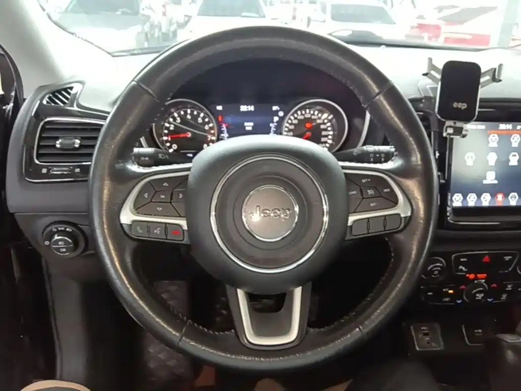 Jeep Compass — фото 11
