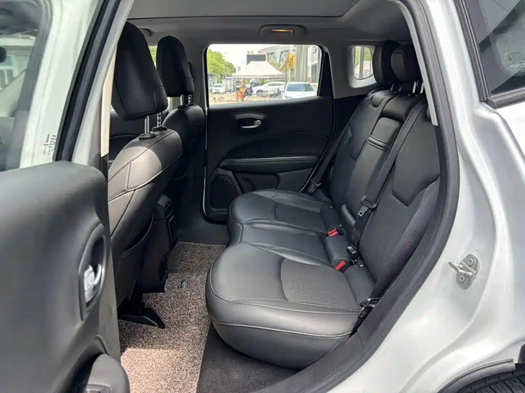 Jeep Compass — фото 14