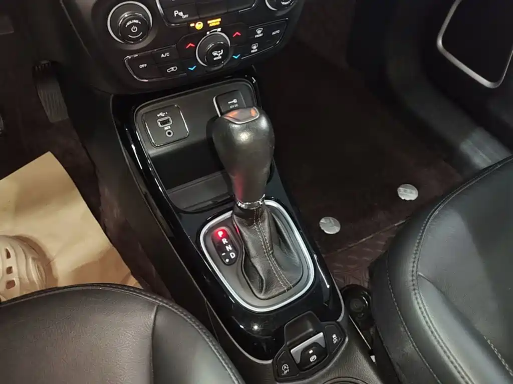 Jeep Compass — фото 10