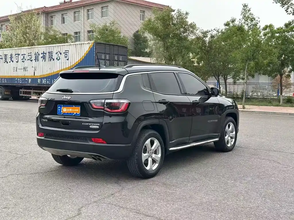 Jeep Compass — фото 7
