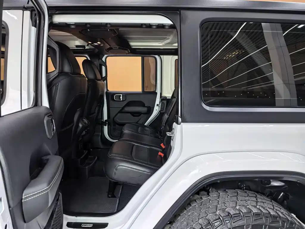 Jeep Wrangler — фото 11