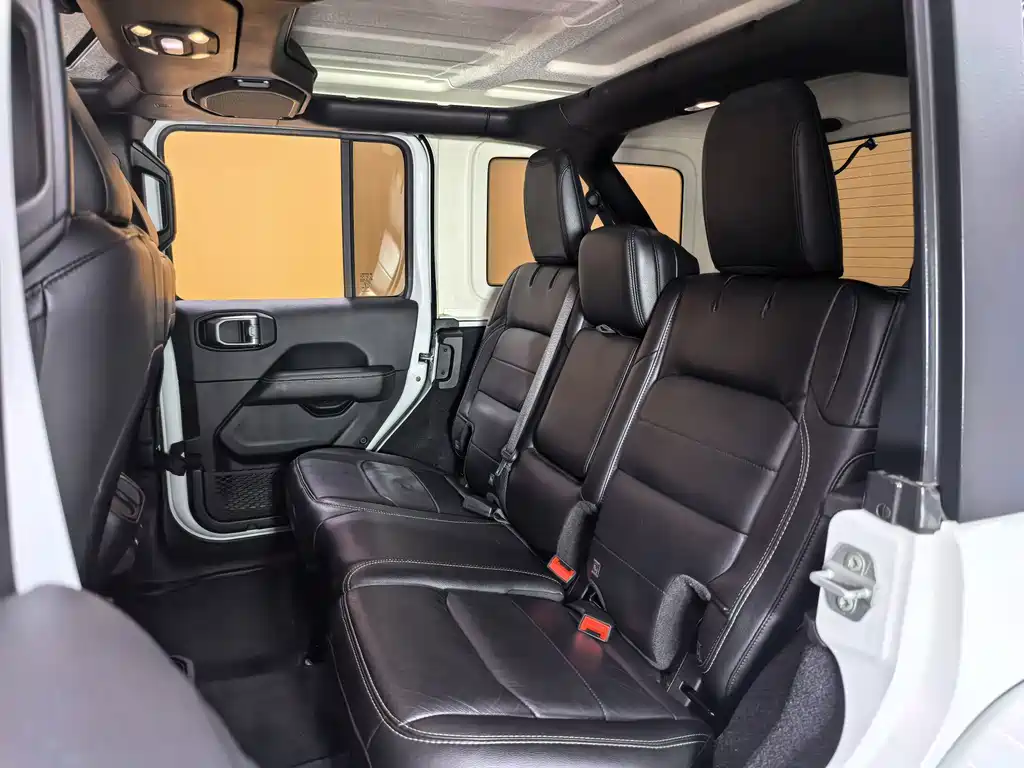 Jeep Wrangler — фото 13