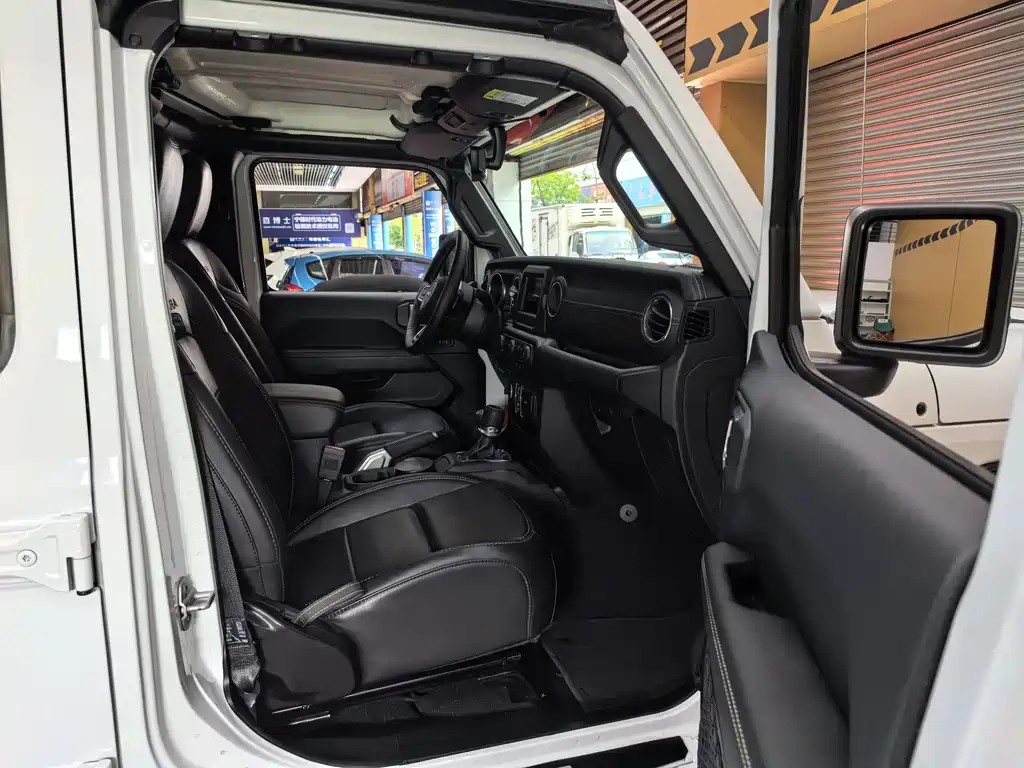 Jeep Wrangler — фото 14