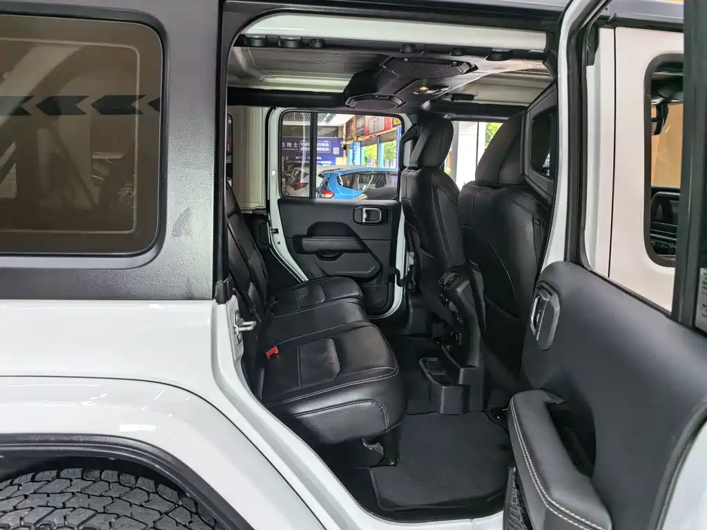 Jeep Wrangler — фото 15