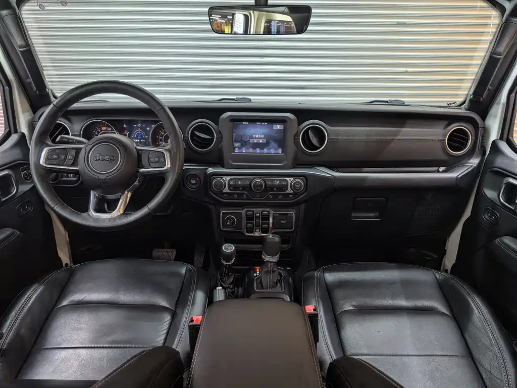 Jeep Wrangler — фото 17