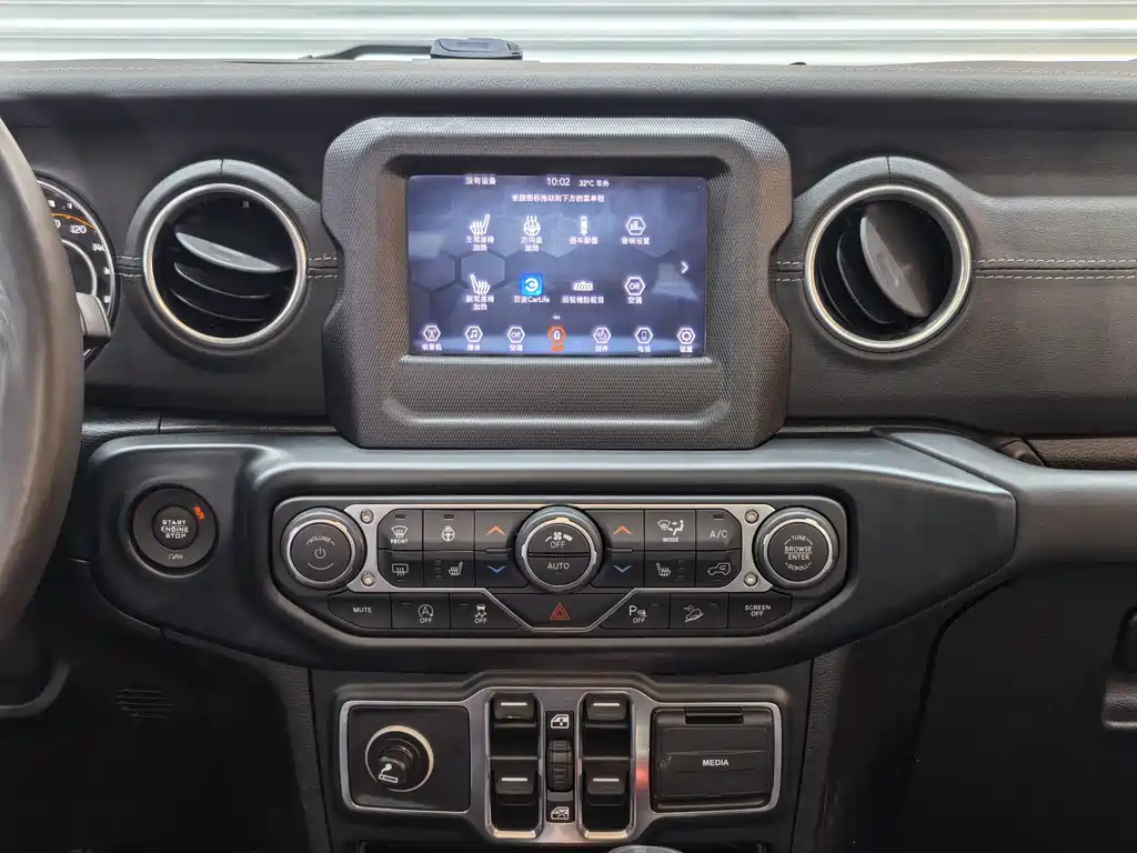 Jeep Wrangler — фото 18
