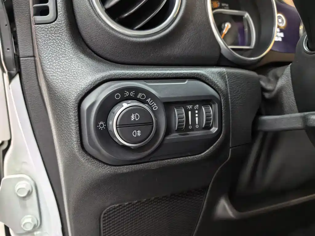 Jeep Wrangler — фото 9
