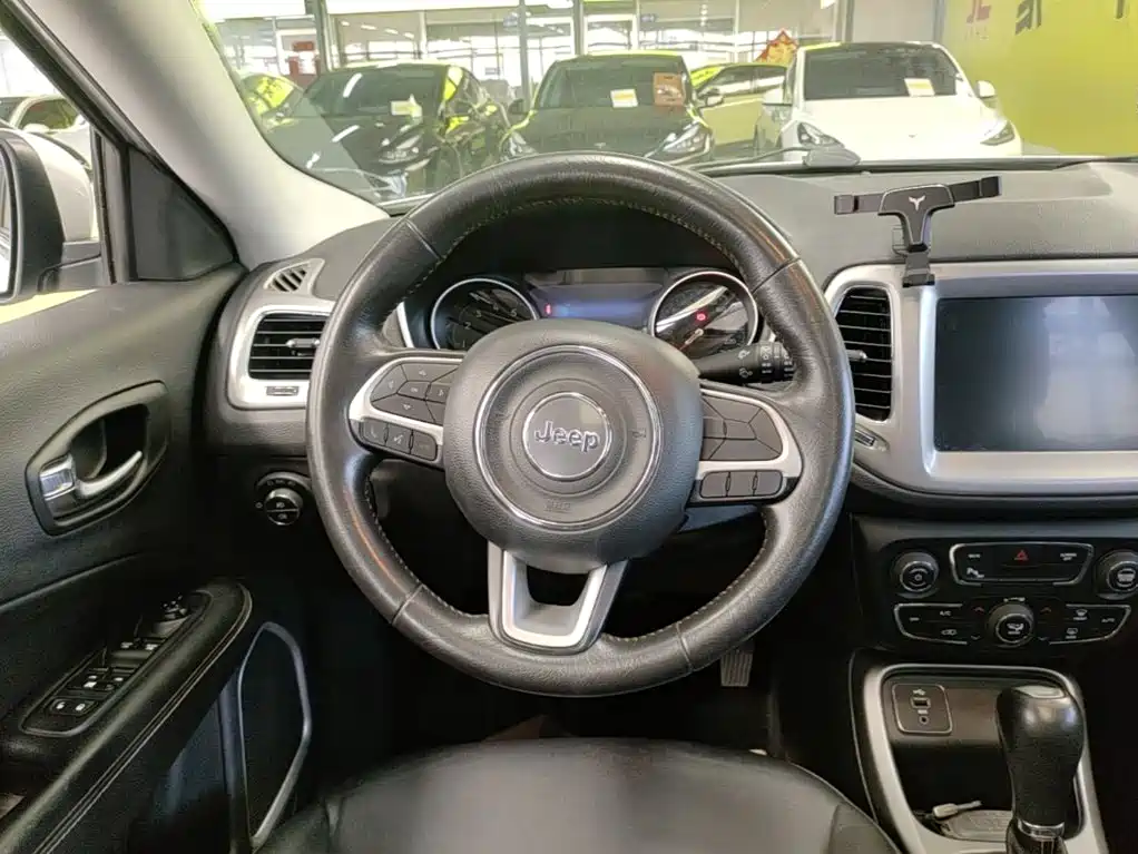 Jeep Compass — фото 11