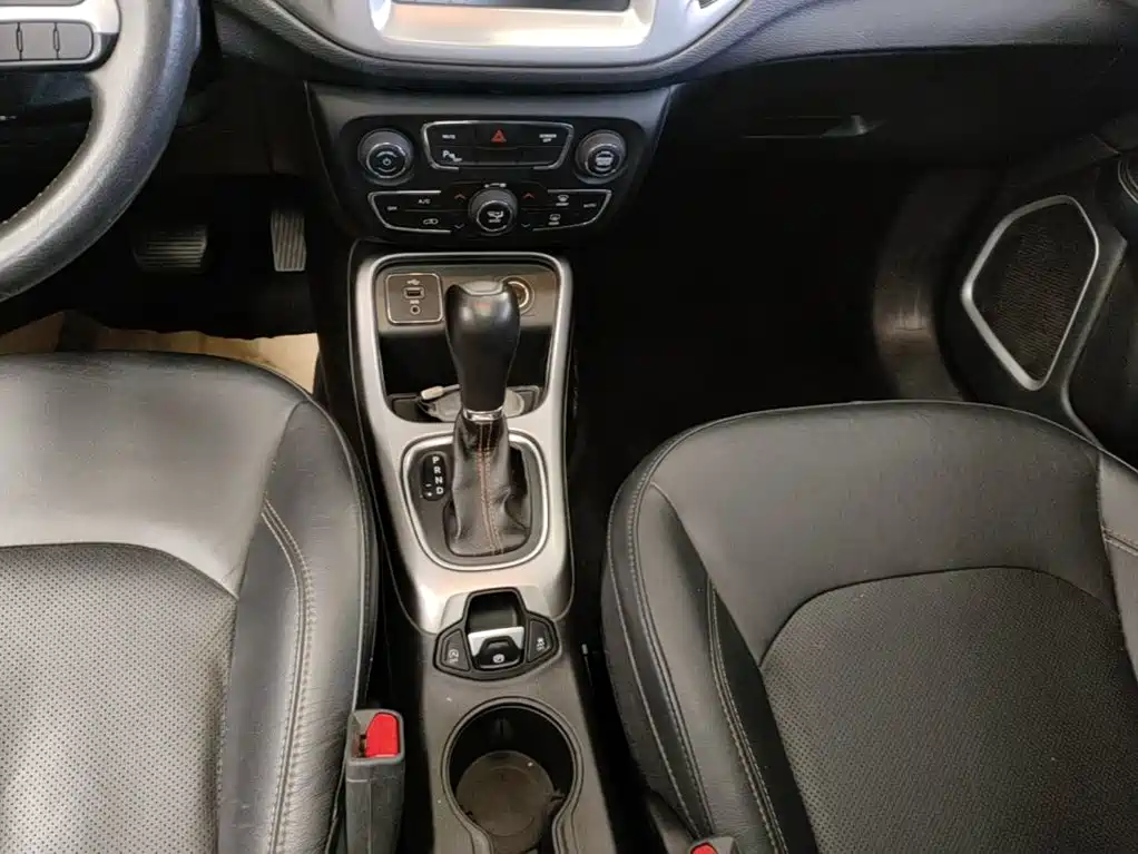 Jeep Compass — фото 14