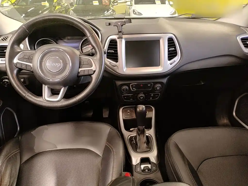 Jeep Compass — фото 10