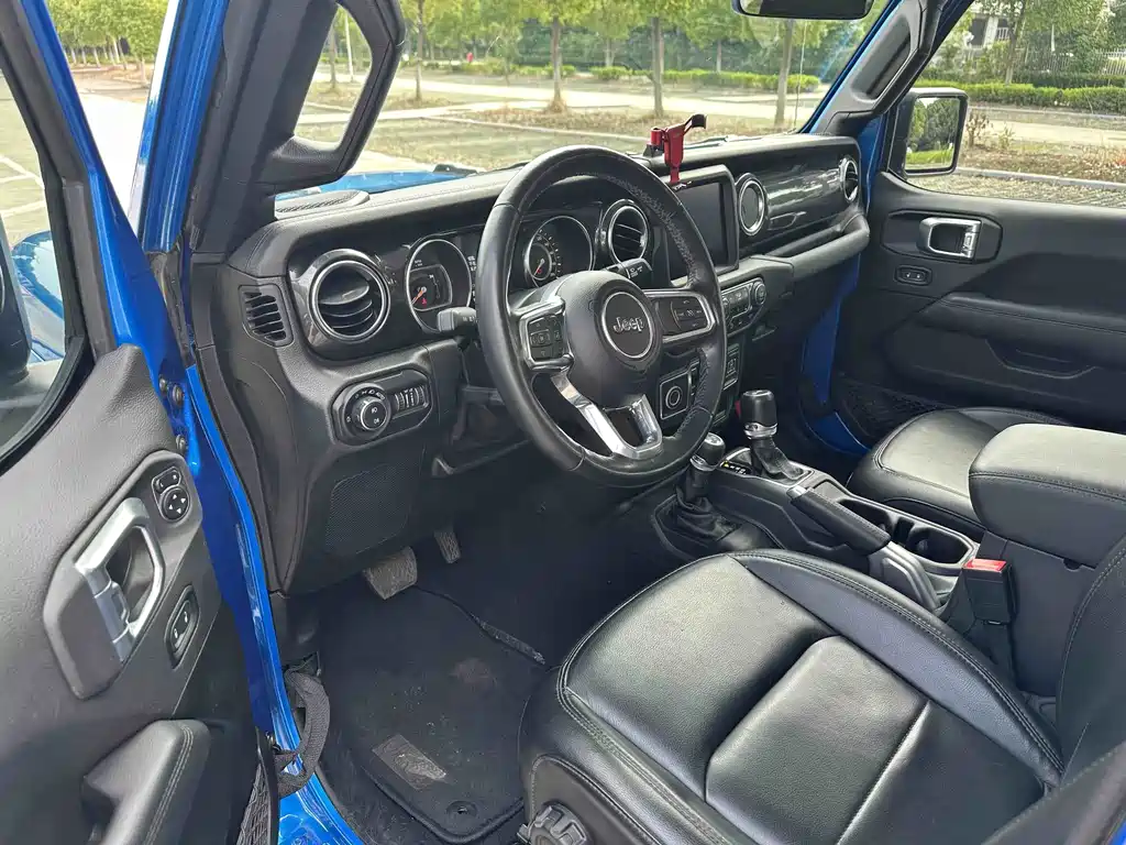 Jeep Wrangler — фото 8