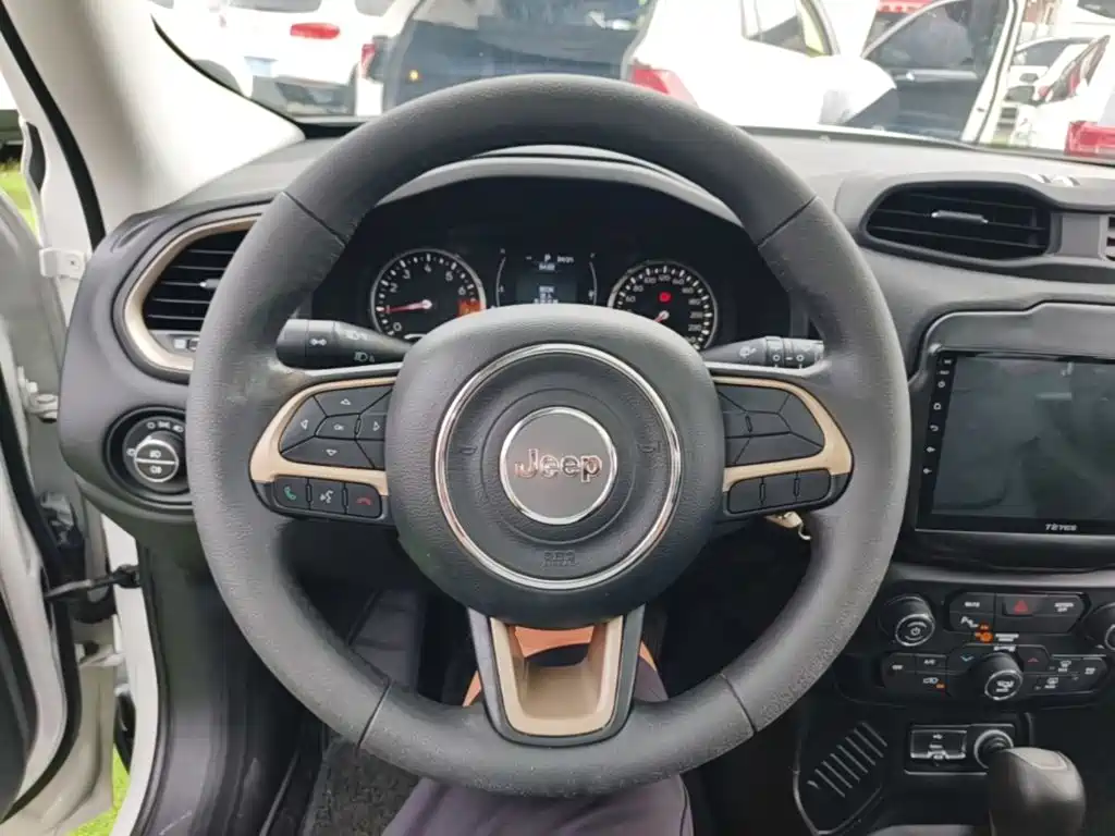 Jeep Renegade — фото 11