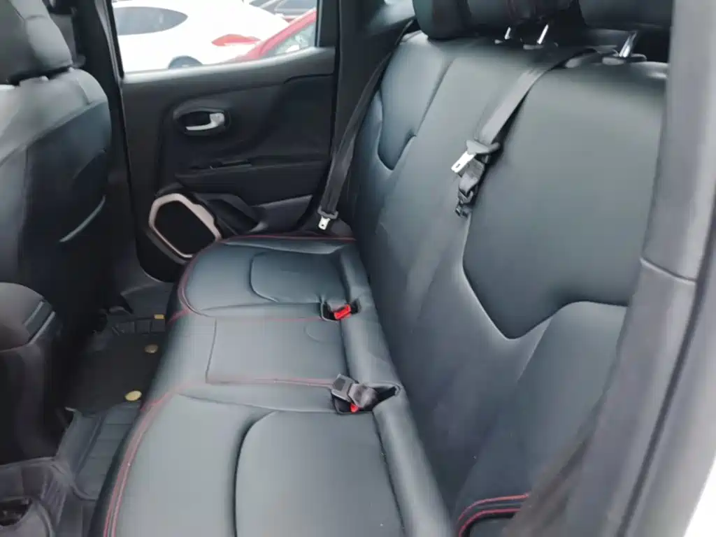 Jeep Renegade — фото 17