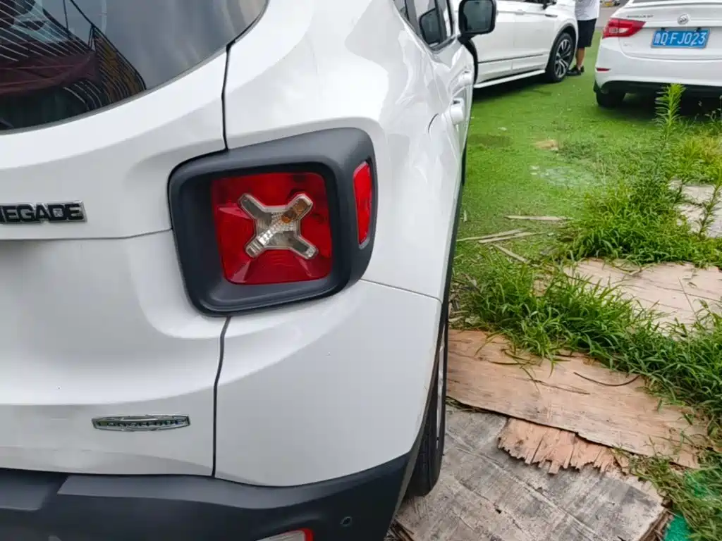Jeep Renegade — фото 8