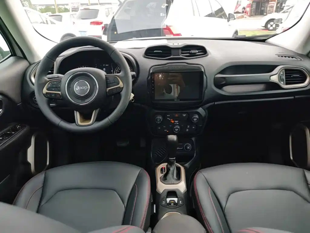 Jeep Renegade — фото 10