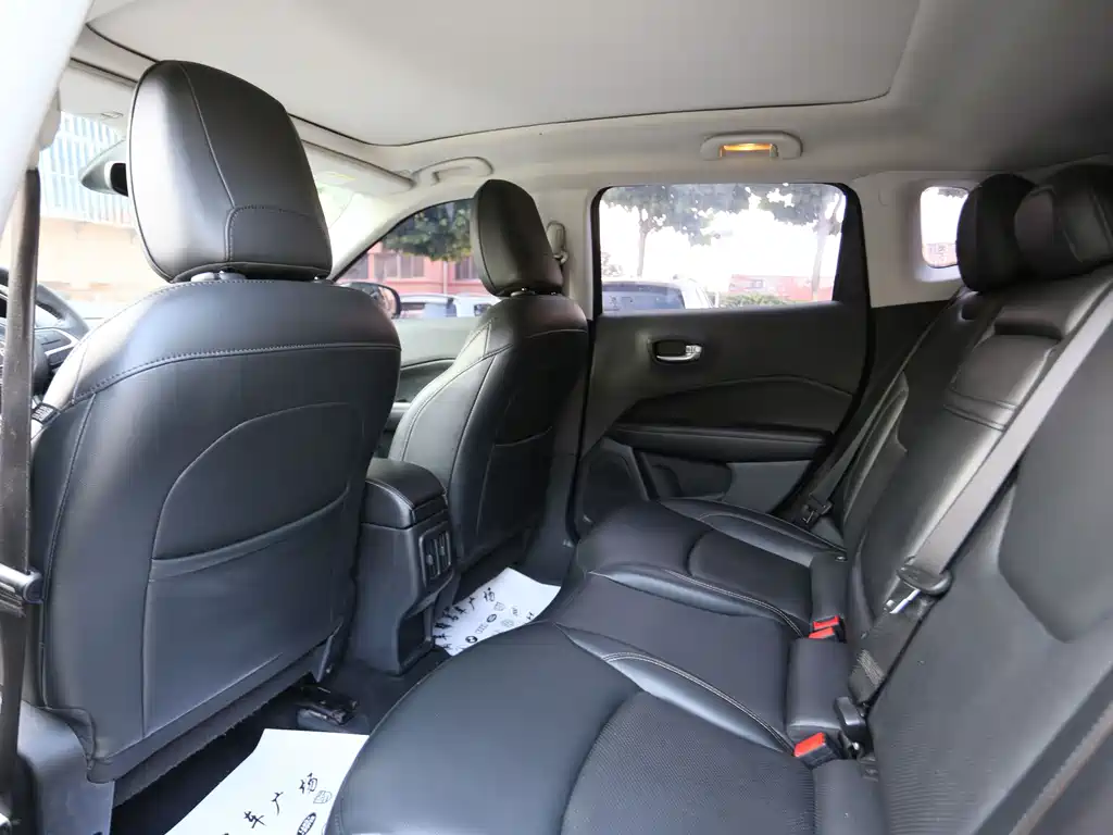 Jeep Compass — фото 10