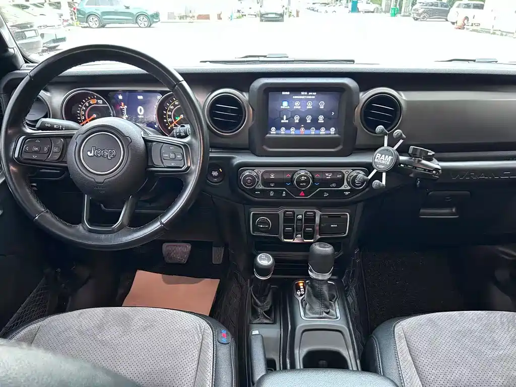 Jeep Wrangler — фото 13