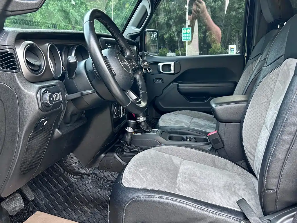 Jeep Wrangler — фото 10