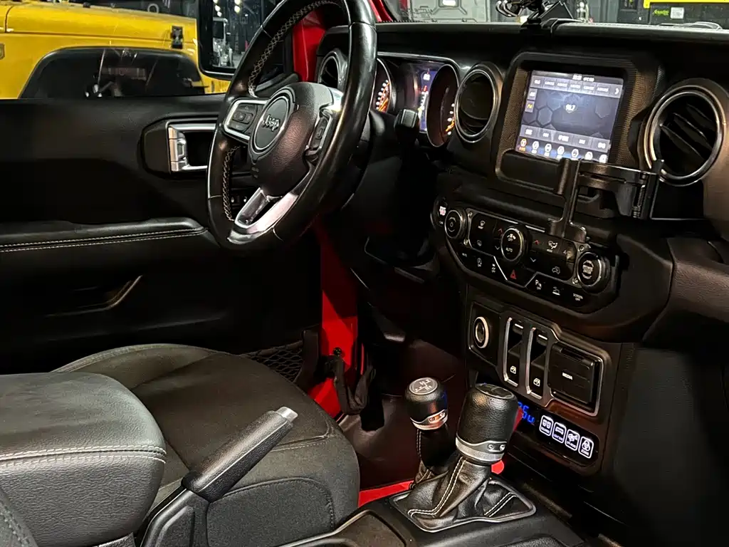 Jeep Wrangler — фото 13