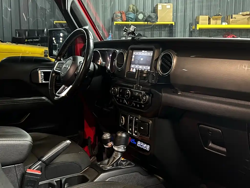 Jeep Wrangler — фото 14
