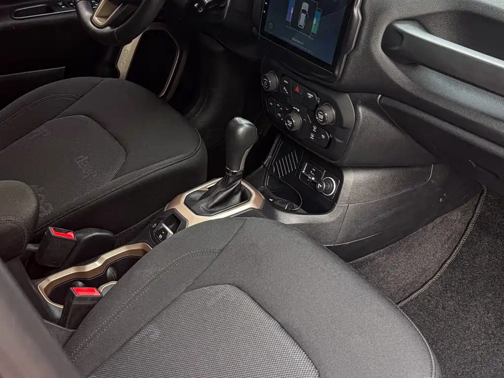 Jeep Renegade — фото 11