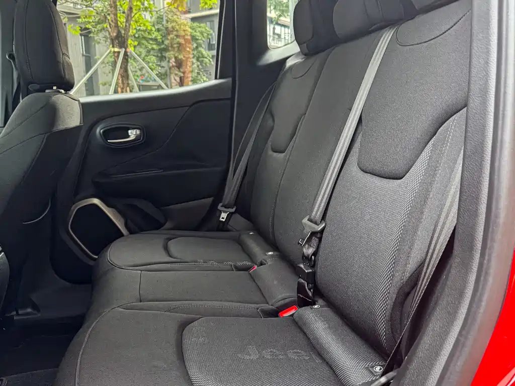 Jeep Renegade — фото 14