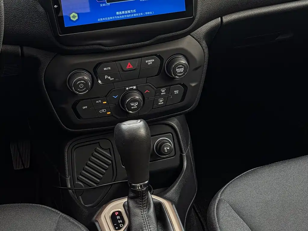Jeep Renegade — фото 15