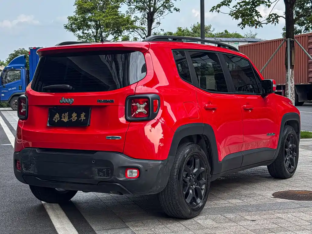 Jeep Renegade — фото 6