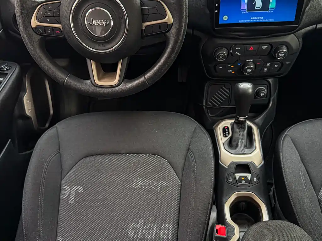 Jeep Renegade — фото 10