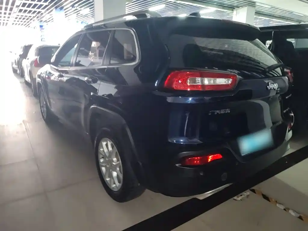 Jeep Cherokee — фото 5