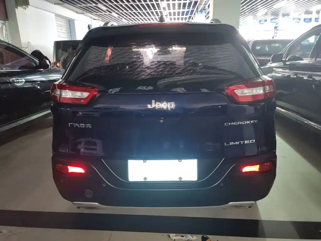 Jeep Cherokee — фото 6