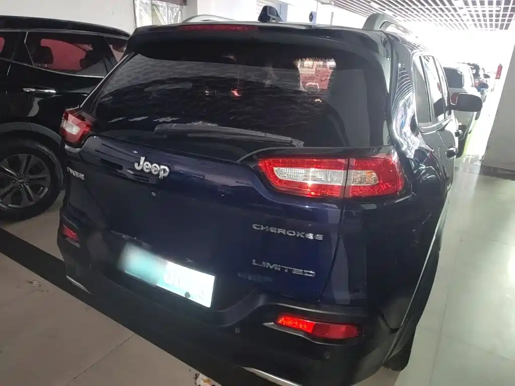Jeep Cherokee — фото 7