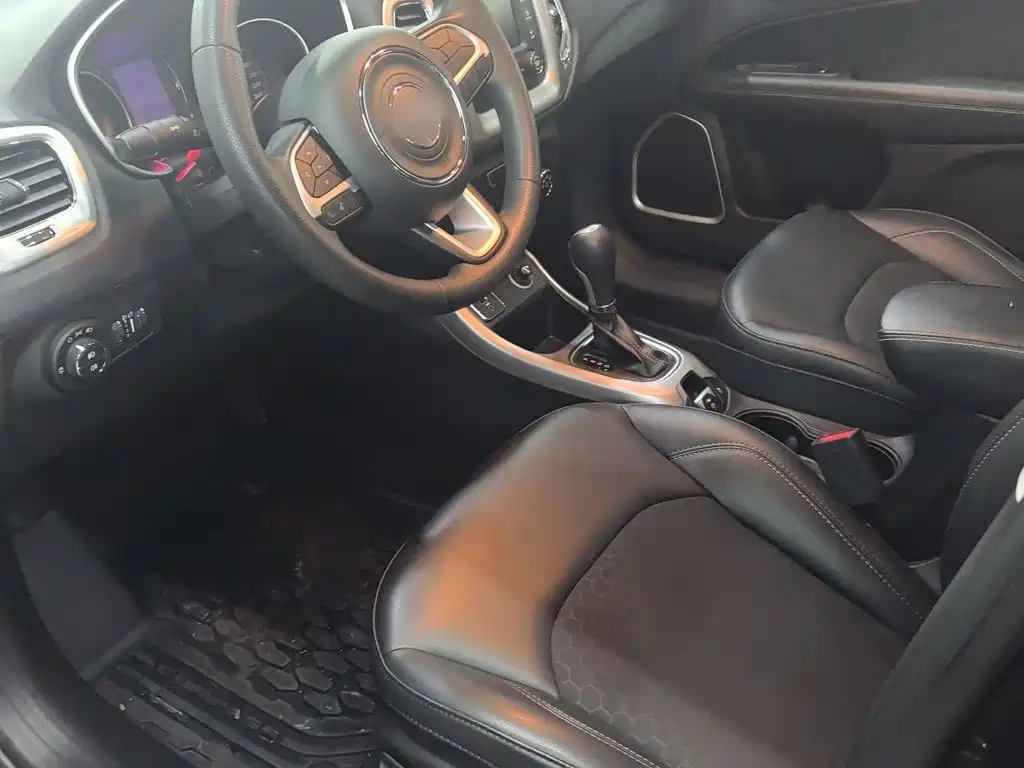 Jeep Compass — фото 14