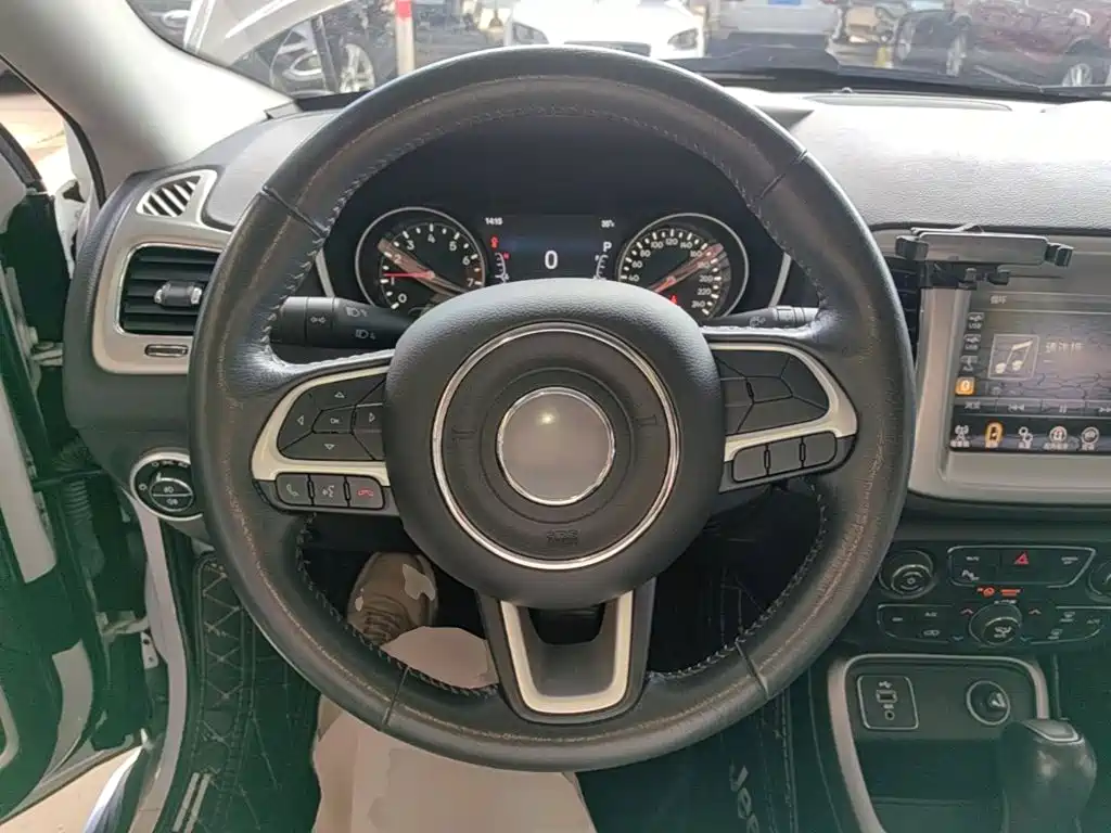 Jeep Compass — фото 11