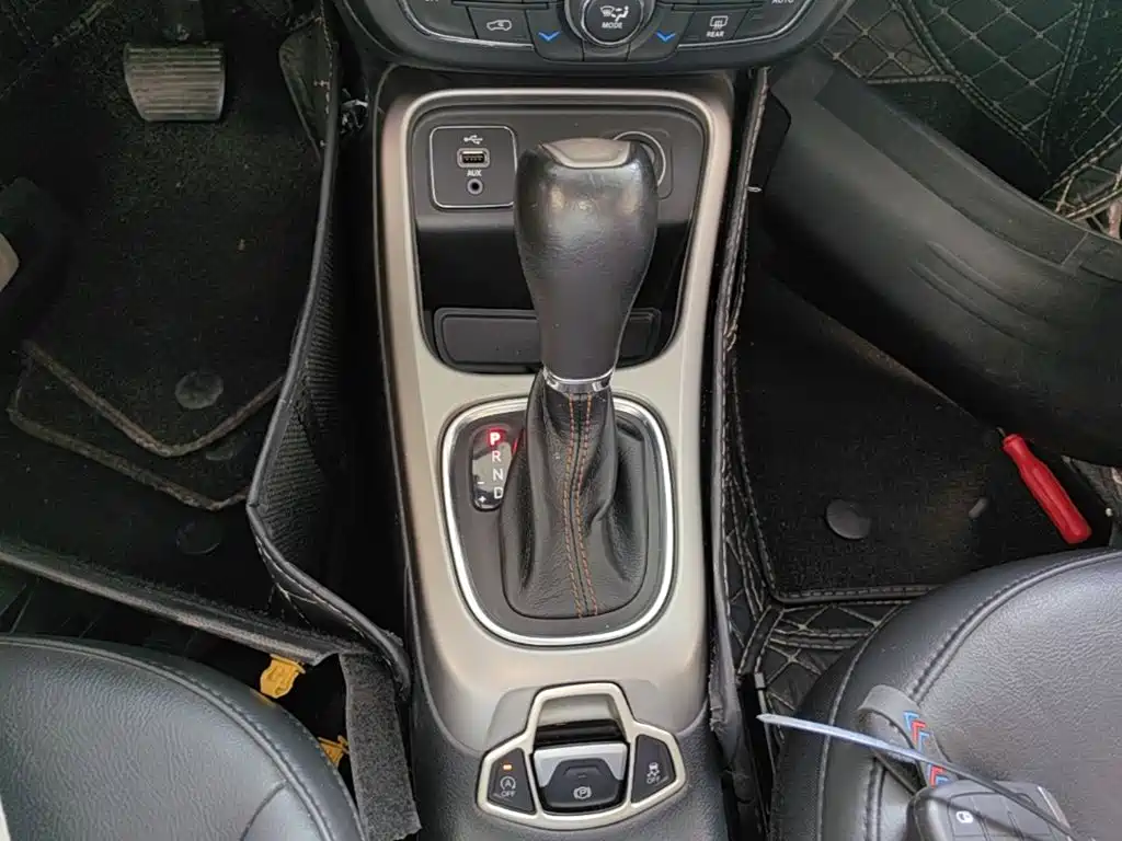 Jeep Compass — фото 14