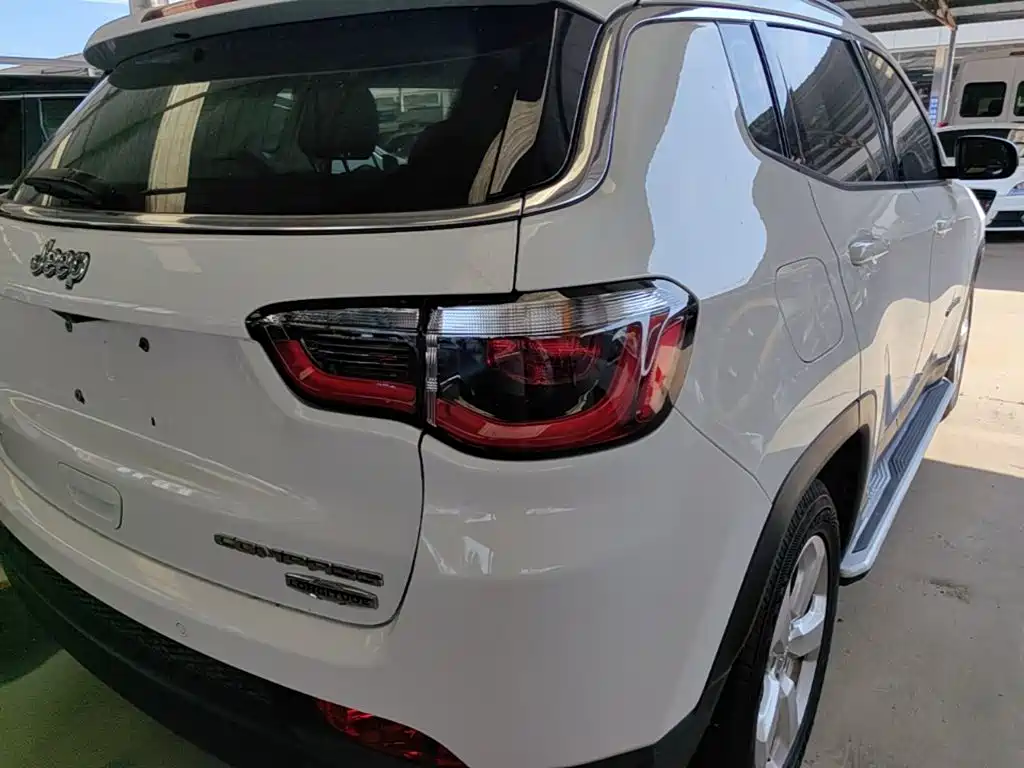 Jeep Compass — фото 8
