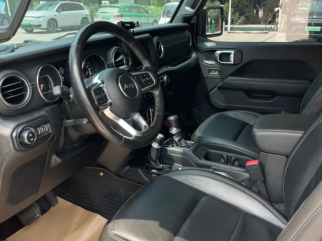 Jeep Wrangler — фото 13