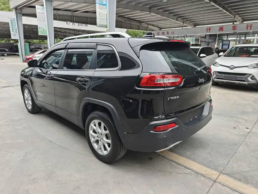 Jeep Cherokee — фото 5