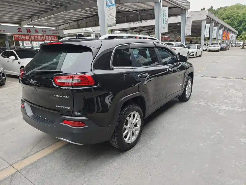 Jeep Cherokee — фото 6