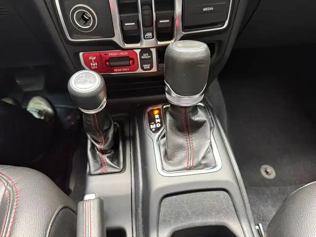 Jeep Wrangler — фото 11