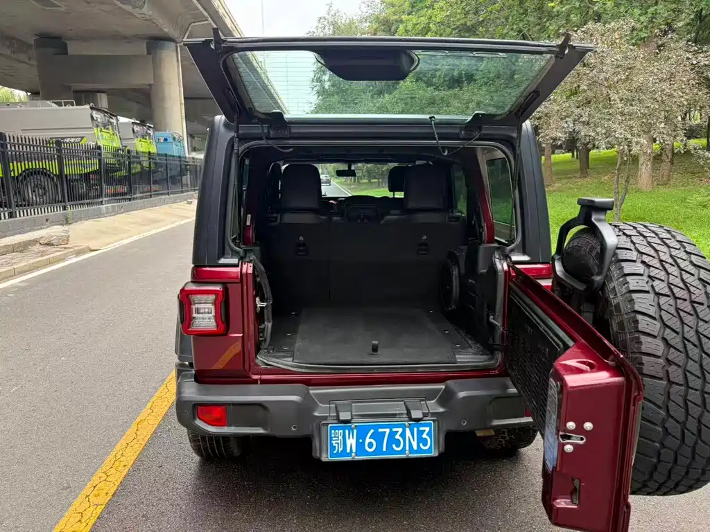 Jeep Wrangler — фото 9