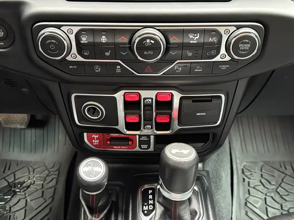 Jeep Wrangler — фото 17